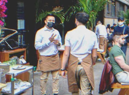 A pincér megeteti a fogyatékos gyermeket – később egy 10 ezer dolláros csekket talál az asztalon