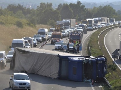 Borzalmas halálos baleset ! Közel 9 km-es a torlódás, forgalmat megállították, sávzárás.A helyszínelés jelenleg is tart, a torlódás közel 9kilométeres.
