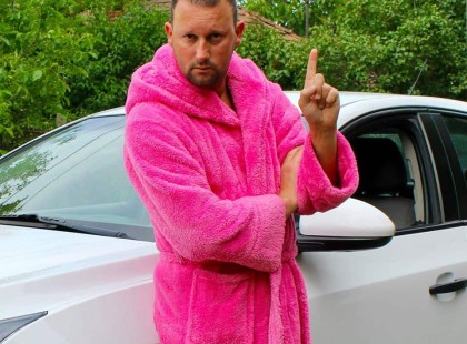 A magyar lányok álma Alekosz becsajozott, és megmutatta az ország legszerencsésebb nőjét