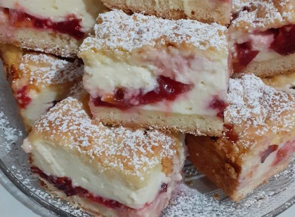 Sziasztok ! Délutánra egy ki szilvás tejfölös sütit sütöttem !