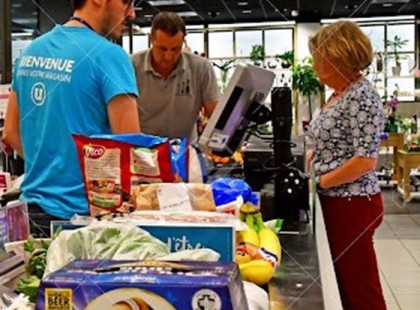 Ma elejtettem a pénztár előtt 5.000 Ft-t, mikor az előttem lévő hölgy felvette és eltette a saját zsebébe, miközben ezt mondta: