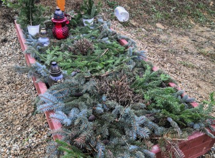 Ma 4 éve halt meg Gesztesi.. Ma a sírjánál jártunk, EZT a feliratot találtuk..