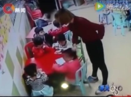 Kamera rögzítette, hogyan bántalmazza az óvónő a gyerekeket. Aztán jött a nagyi az unokáért és kegyetlen bosszút állt