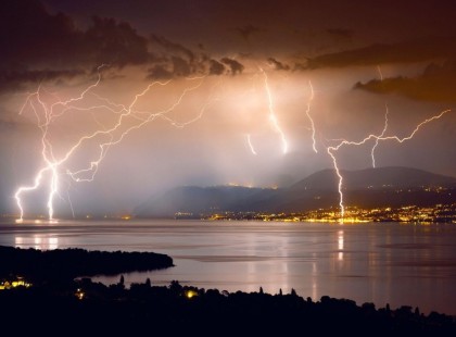 DURVA vihar söpör végig a fél országon! Fülsiketítő Égzengéssel, 80 km /órás széllel, hatalmas FELHŐSZAKADÁSSAL, cikázó villámokkal és JÉGESŐVEL csap le a vihar pár órán belül!!! >> EZEKBEN A MEGYÉKBEN CSAP LE ÓRÁKON BELÜL A DURVA FELHŐSZAKADÁS! >>>>