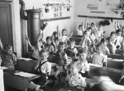 Szorzótábla skandálás, kék köpeny, hátratett kéz... - Ismerős