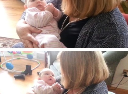 Ez a nagymama úgy döntött, hogy énekel egy kicsit az unokájának! Ahogy a baba reagál arra nincsennek szavak...
