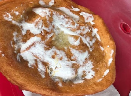 Ha nem látom nem hiszem el .... Ezt kaptuk Balatonon tejfölös lángos néven, ENNYI JÓ magyar forintért: