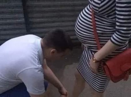 Megalázták, mert bekötötte a terhes feleségének a cipőjét, de ..de ő akkor olyat mondott amitől a fal adta a másikat!? Sokan “papucs férjnek” hívják. Nyomj egy lájkot ha szerinted is ez a természetes, egy igazi férfi mindent megtesz a várandós párjáért.