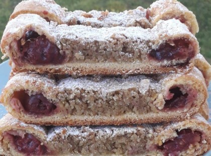 Körülnéztem a konyhában, volt még egy kis dió és meggylekvár, így lett finom Macskaszem süti!