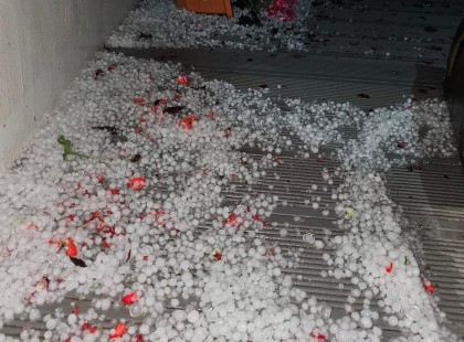 FIGYELEM!PERCEINK VANNAK HÁTRA: BRUTÁLIS FELHŐSZAKADÁS ÉRKEZIK 1-3CM JÉGESŐVEL,: ezekre a megyékre riasztás jött – Aki itt él, zárjon be mindent, hatalmas vihar érkezik, mutatjuk mikor!‼️ Budakeszit letarolta a vihar!