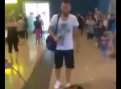 A kutya megáll, és nézi 3 éve nem látott gazdáját, de az igazi reakció csak ezután jön…