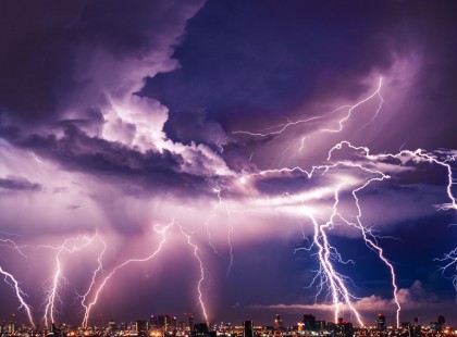 Szöveges figyelmeztető előrejelzés Figyelmeztető előrejelzés Magyarország területére !ÓRÁKON BELÜL nyakunkon a BRUTÁLIS VIHARCELLA, akár 120 km/h-s károkozó széllel és 4 cm-es jégdarabokkal - Ezekre a megyékre adták ki a riasztást. Zárj be minden ablakot! Ekkor érkezik a vihar