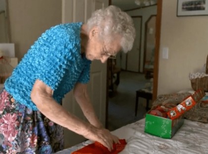 A mi drága és imádott dédimamánk vasárnap tölti a 100. életévét! Nem kérünk mást, csak hogy nézzétek meg milyen csodás munkákat készít nap mint nap és küldjetek neki néhány dicsérő szót! Köszönjük!