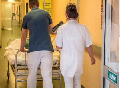 Tegnap a sürgősségi osztályra behoztak egy 70 év körüli bácsit súlyos sérüléssel! Azt mondták, majd ha lesz rá kapacitás megvizsgálják! Fél óra várakozás után benyitottam....