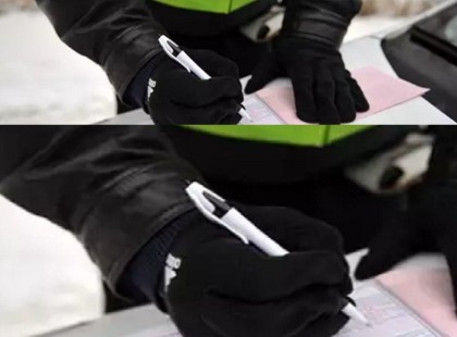 Azt hitte, meg akarja büntetni a rendőr, ám helyette olyan dolgot kapott, amitől libabőrös lett!