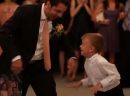 A vőlegény a rosszcsont ,rafinált unokaöccsét hívja színpadra az esküvői tánchoz: frenetikus, mit művelnek