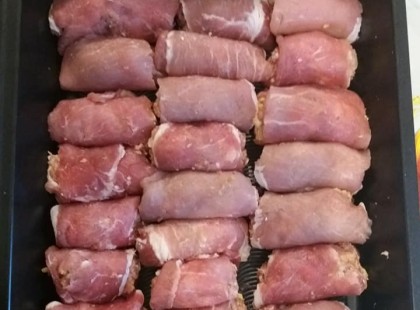 Sokak kérésére elkészítettem az ünnepi ételt, a göngyölt húst az ünnepi ételt, a göngyölt húst