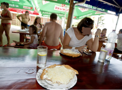 Kikelt magából egy balatoni büfés és a következőket mondta: ” Jó, hogy nem ingyen adjuk az ételeket! A magyarok is gond nélkül ki tudják fizetni az itteni árakat! Akinek pedig megterhelő, az inkább…”