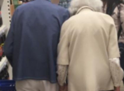 Ma a szegedi Tescoban ez az idős házaspár állt előttem a kasszánál és sírt! Mikor rájöttem az okára, én is könnyezni kezdtem, majd Ezt tettem! Sajnos nem egyedi az eset!!