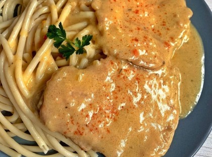 Tejfölös szelet makarónival, isteni étel