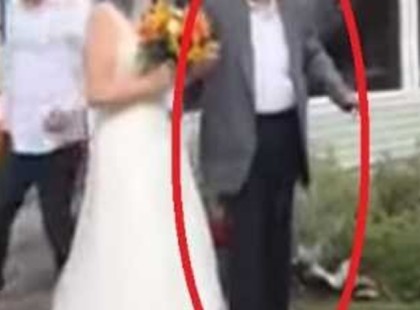 A menyasszony az oltár felé indul, amikor az édesapja int, hogy álljon meg. A násznép szeme kikerekedik attól, amit ezután láthatnak: