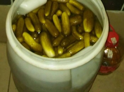 Hordós dobálós uborka, hidegen eltéve,