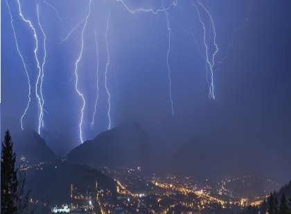 19 megyére kiadták a riasztást !Pusztító özönvíz ,durva eső,jégeső ,90km/órás szélvihar!