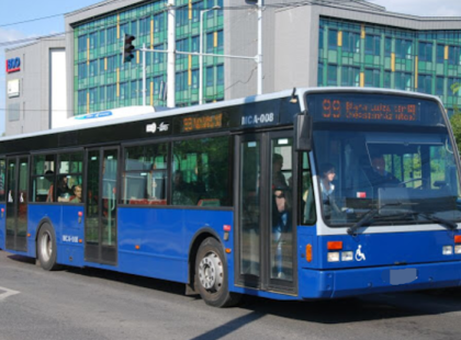Tegnap egy édesanya szállt fel a buszra pár hónapos gyermekével a karjában! A buszon nem volt ülőhely, ám a sofőr nem volt hajlandó elindulni a busszal, helyette ÍGY szólt az utasokhoz: - Minden elismerésünk érte!