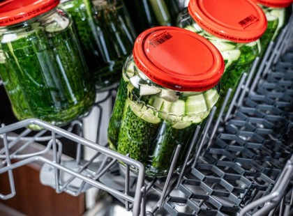 Dunsztolás mosogatógépben, nekünk nagyon bevált, a csemegeuborka így finom roppanós marad,