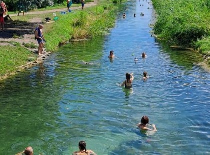 A titkos fürdőhely amit kevesen ismernek. Ahol egyébként tilos a fürdés és ahol gyönyörű, Európában is egyedülálló hazánk hideg vizes élőhelyein nem látható, tündérrózsák pompáznak a vízében. trópusi folyókra emlékeztető élővilággal. ? ????? ? ?????́???́??́?????́?!