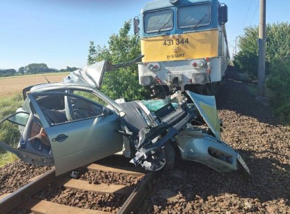 Dani látta a vonatot, mégis ráhajtott a sínekre, és ezzel két lányt is megölt