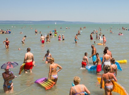 Fiatal pár összeveszett a felfújható matracon a Balatonban, a férfi már nem jutott ki élve a partra - nyugodjék békében