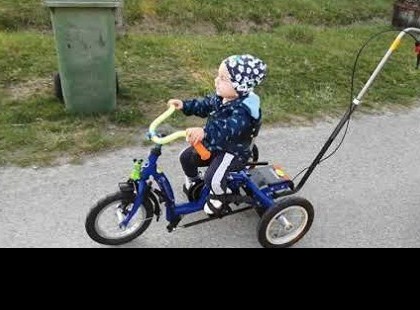 A kis Zente biciklizik! Az orvosok is csak néznek, a rohamos fejlődésén!Gratuláljunk neki sok szívecskével ❤