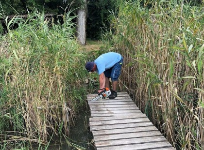 Itt a vége ! Betelt a pohár a Balatonon: Láncfűrésszel mennek neki a stégeket lezáró kapuknak
