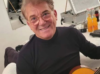 Delhusa Gjon egy képen mutatta meg mindhárom fiát!ilyen sármos pasikat még nem láttál! Íme a fotó! A felvételt a hozzászólásoknál láthatod.