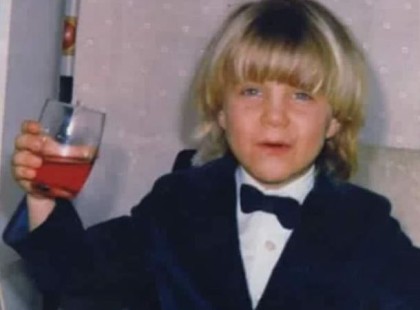 Felismered, melyik híres magyar énekes látható ezen a közel 40 éves képen? Nem is olyan egyszerű kitalálni!