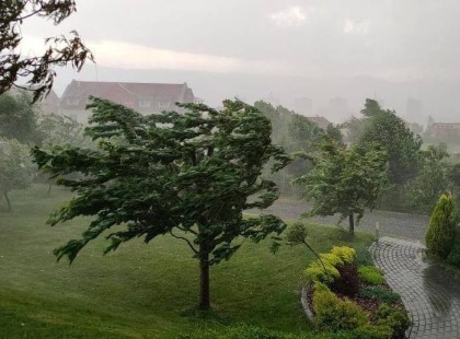 Perceink vannak hátra! Kiadták a riasztást! Jön a vihar! brutális 110 km/h szél, jég, zivatarok! Mutatjuk hol kell rá számítani!