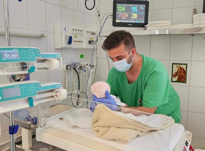 Ma reggel egy egészséges újszülött kislányt helyeztek el a Heim Pál Országos Gyermekgyógyászati Intézet Madarász utcai babamentő inkubátorában.