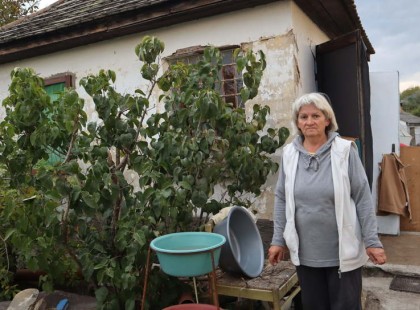 Egy 65 éves nyugdíjas nőt tett tönkre a bank, 200 ezret vett fel kölcsönbe..most ajtó nélkül víz nélkül él… –