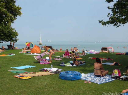 9900 Ft-ba került egy menü ezen a Tihanyi strandon és ez nem minden. Olyan áraik vannak, hogy csak pislogtunk, miközben olvastuk