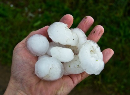 90 km/h-s szél, 3 centis jég, özönvíz: másodfokú riasztást adtak ki (1. oldal)
