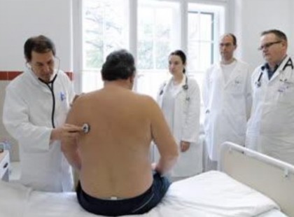 Elképesztő! Reggeli vizitnél a nagyképű orvos, így szólt oda a súlyosan beteg idős férfihoz: Talán adjunktus úr ha kérhetném – A bácsi erre olyat válaszolt amire senki nem számított…