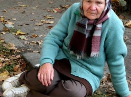 Nagymama kézzel jészített kendőket árult a piac szélén, amikor egy drága autó állt meg a közelben, és egy férfi szállt ki belőle. Ami ezután történt, az hihetetlen volt... ? ????????́? ? ?????́???́??́?????́?!