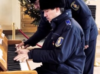 Letarolták az internetet a Keletiben zongorázó Magyar rendőrök – Már több százezren látták a videót! ?