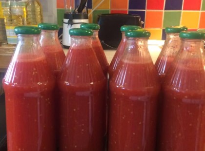 Egyszerű házi paradicsomlé passzírozás és darálás nélkül