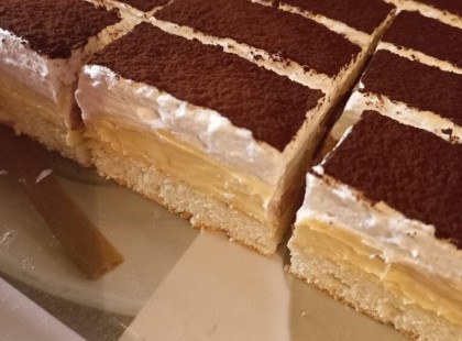 Madártej szelet... most kakaóporral van meghintve a teteje -