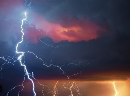 ‼️KIADTÁK A RIASZTÁST‼️Az idei év eddigi legerősebb viharai jöhetnek holnap délutántól, akár 100km/h-s széllel, özönvízzel, nagy méretű jéggel‼️Vigyázzunk egymásra! ⚡️⚡️