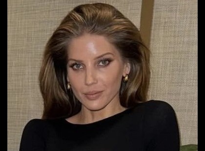 Megmutatta Szabó Zsófi idős, milliárdos kedvesét: -ilyen sármos férfit még nem láttál .A tenyerén hordozza a műsorvezetőt az üzletember