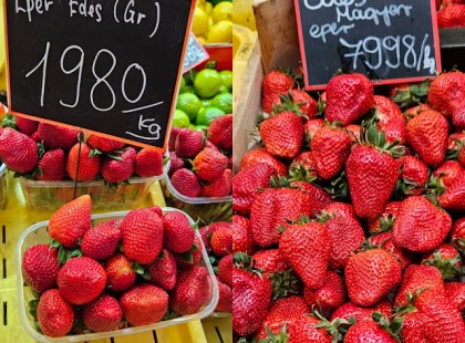 Ma a piacon jártam, és epret akartam venni.. a szemem majd kiesett a helyéről, mikor ezt megláttam. Ezt merte mondani az eladó ...Figyeljék csak: