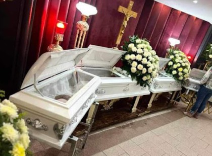 Elkezdődött a temetés –Négy hófehér kicsi koporsó: egymást ölelve égtek halálra a testvérek